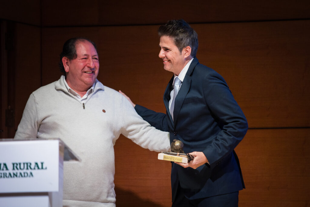 Fernando Díaz de la Guardia recoge el premio de manos de Antonio Rodríguez (Foto: Lucía Rivas)